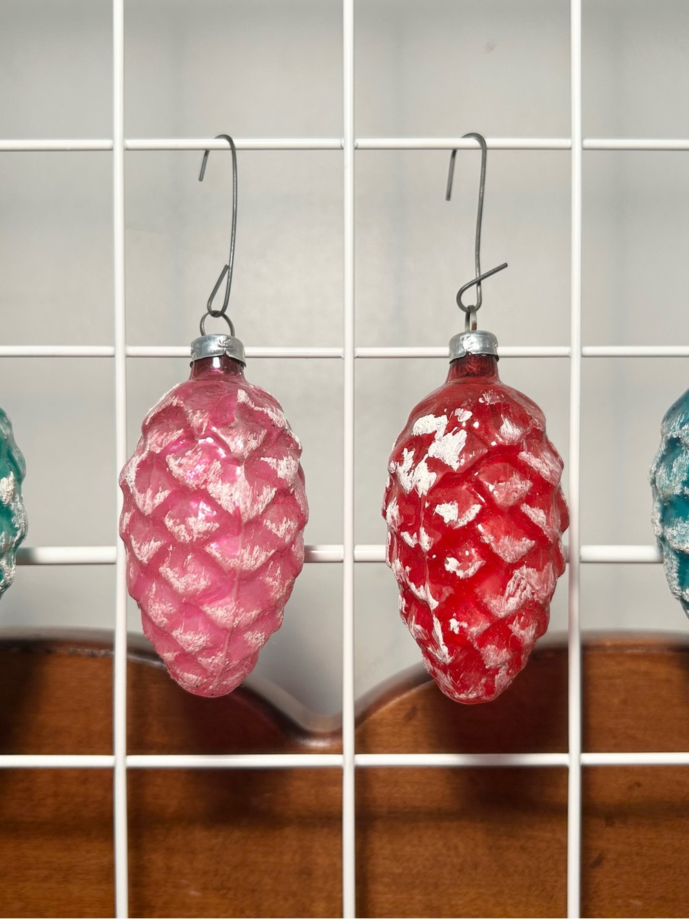 Holiday Pinecone Glass Ornament Set - Pink & Red